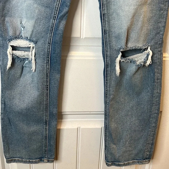 KanCan Distressed Straight Leg Light Wash Jeans. Size 7/27. - Picture 4 of 8